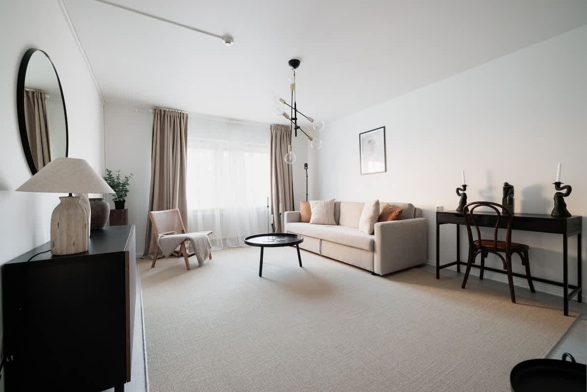 Studio på Södermalm med dubbelsäng, bäddsoffa, pentry, matplats och förvaringsutrymme