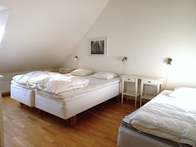 Two-story top-floor apartment in central Åre near ski lifts, with sauna, ski storage and garage parking