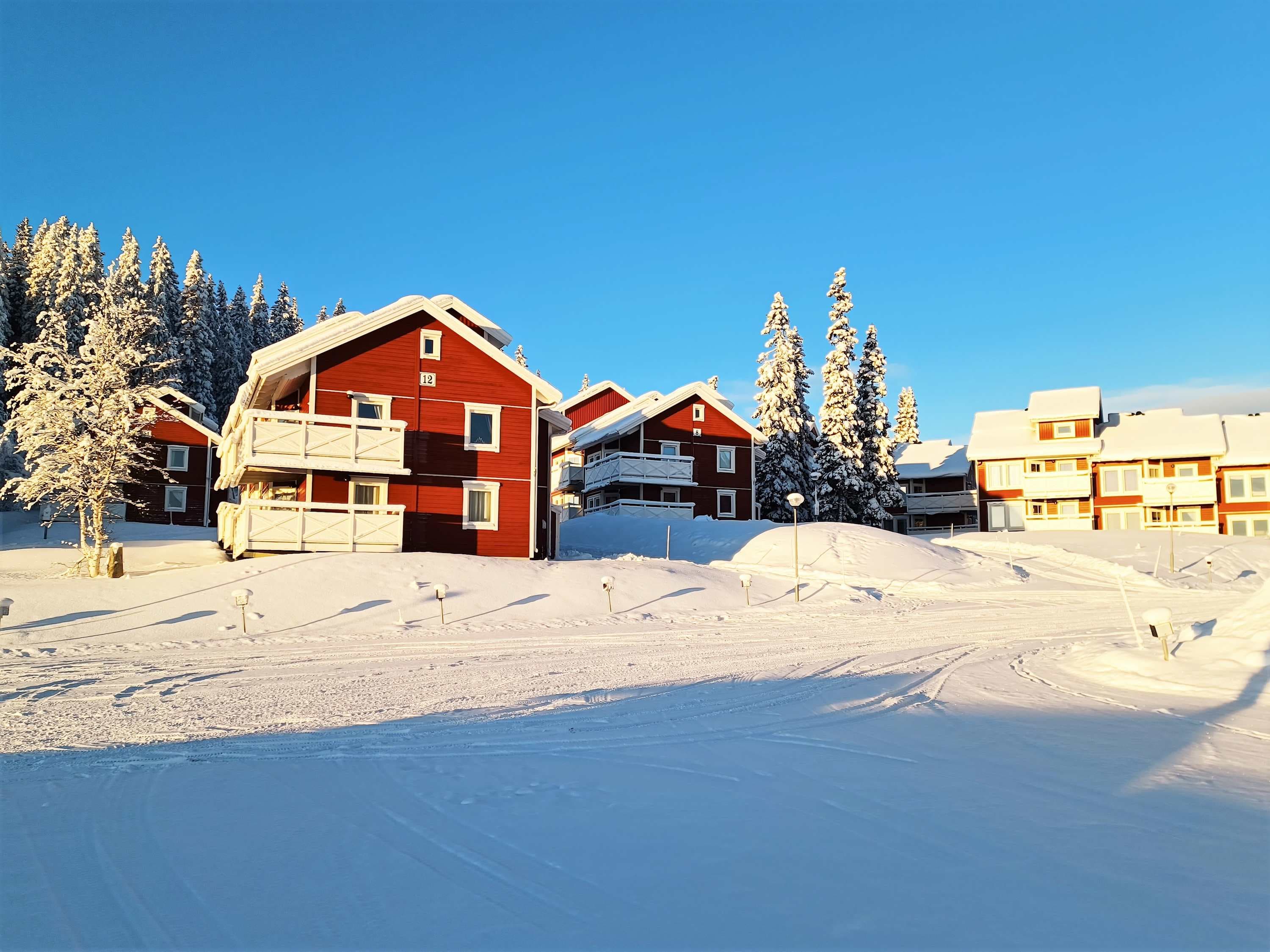 Familjelägenhet för skidsemester i Björnen med bastu, tre badrum och skidförråd nära skiduthyrning