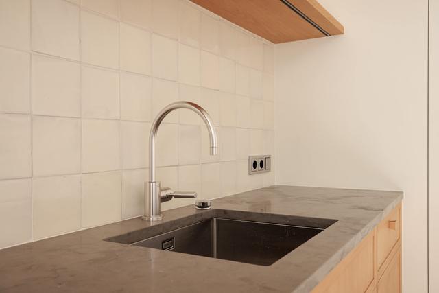 Skandinavisk lägenhetsinteriör med privat balkong i Östermalm, Stockholm