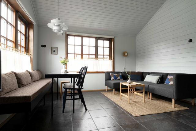 Vardagsrum, kök, huvudsovrum, andra sovrummet, badrum i en skandinavisk stuga i Åre.