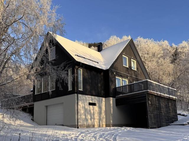 Tvåvåningshus med bergsutsikt i Åre