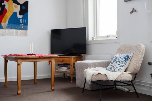 Living room in Åre apartment with sofa bed and mountain view.