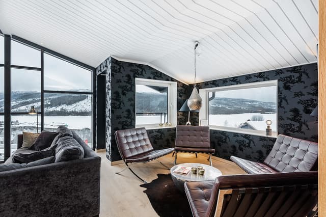 Rymlig lägenhet i Åre med stora fönster, bastu, öppen spis och balkonger nära skidåkning och centrum