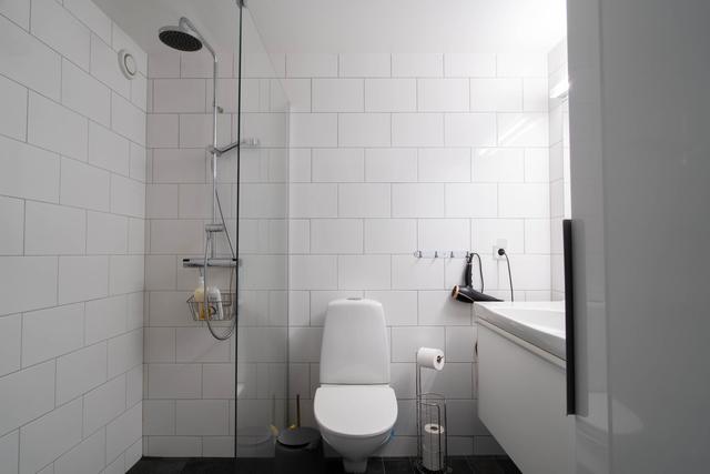 Mysigt vardagsrum i Åre-lägenhet, modern matplats och kök, master sovrum och sovrum 2
