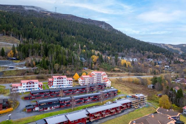 Vardagsrum och kök i Åre Fjällby lägenhet, master sovrum, barnrum med våningssäng, balkongutsikt