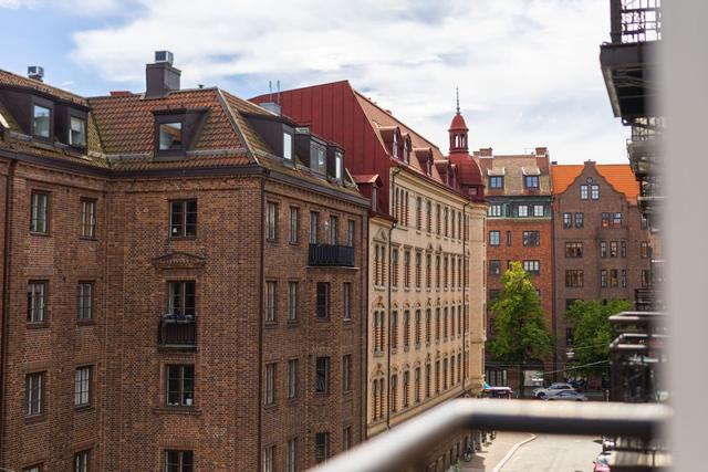 Vardagsrum med en konvertibel soffa i centrala Göteborgs lägenhet.