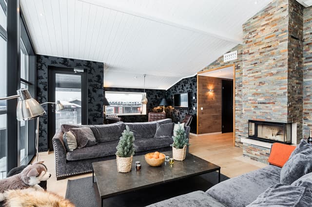 Rymlig lägenhet i Åre med stora fönster, bastu, öppen spis och balkonger nära skidåkning och centrum