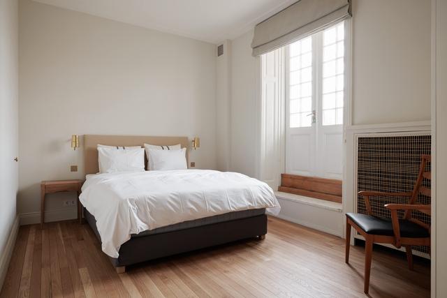 Skandinavisk lägenhetsinteriör med privat balkong i Östermalm, Stockholm