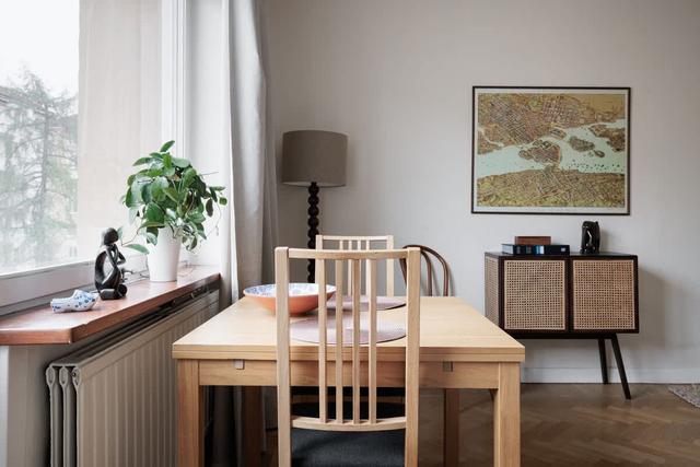 Stockholm studio apartment, 140 cm bed, dining table for two, compact kitchen, armchair, hallway
