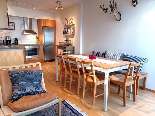 Top-floor apartment in central Åre with slanted ceilings, natural light and ski storage near the lifts