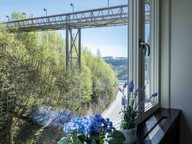 Studiovardagsrum i Stockholm med stora fönster och mysig sittgrupp