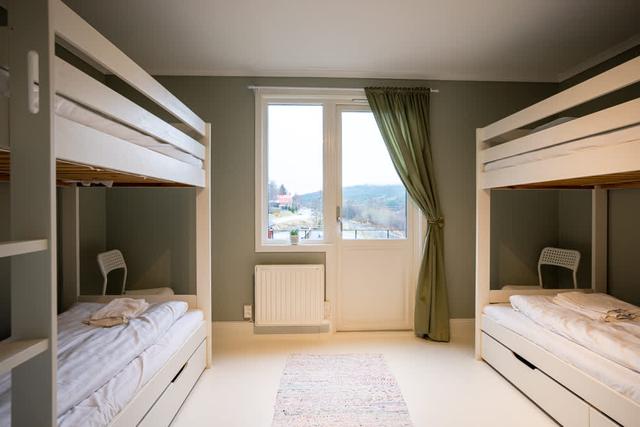 Åre skidhus exteriör, vy från balkong, bastu interiör, privat parkering