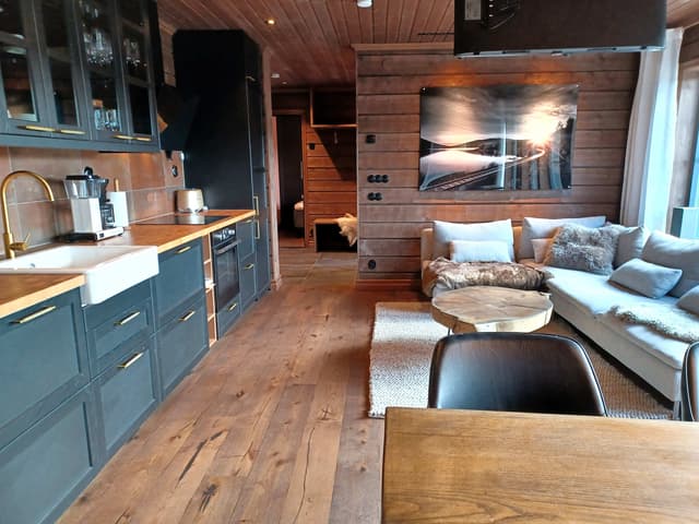 Modern ski-lägenhet i Sadeln med privat bastu, uteplats, skidförråd och två parkeringsplatser
