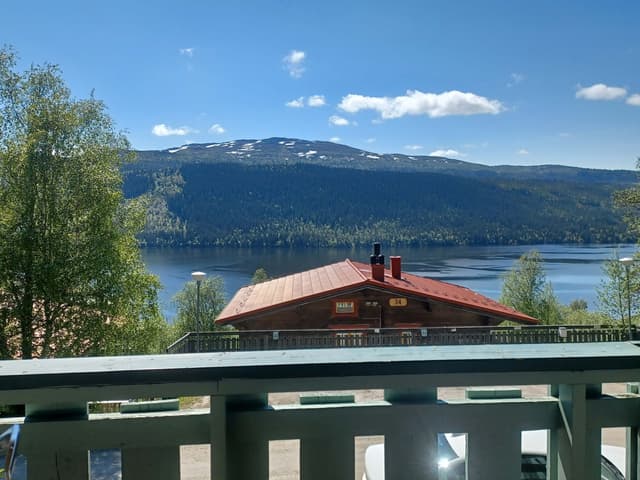 Rymlig lägenhet i Åre med södervänd uteplats med sjöutsikt, privat bastu och skidförråd