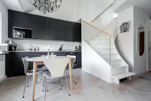Södermalm Stockholmslägenhet med privat balkong och stadssilhuettutsikt