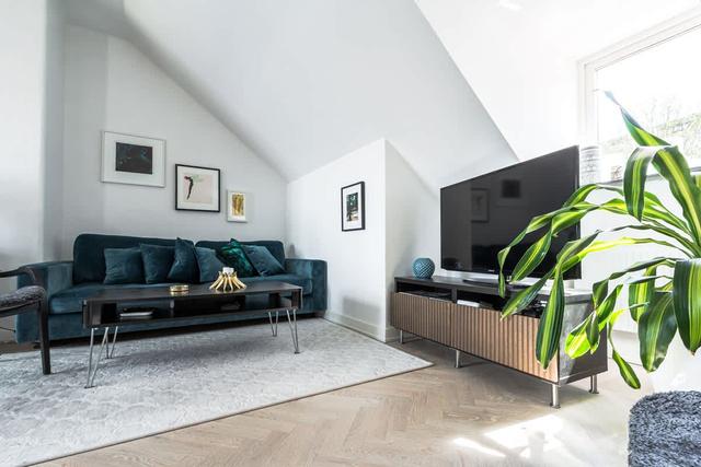 Södermalm Stockholmslägenhet med privat balkong och stadssilhuettutsikt