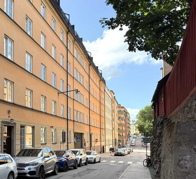 Öppen planlösning kök och matplats i en tvåa på översta våningen i centrum