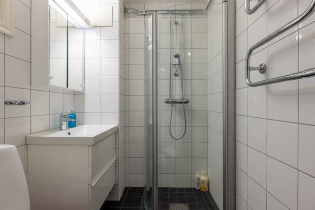 Vardagsrum och kök i Åre Fjällby lägenhet, master sovrum, barnrum med våningssäng, balkongutsikt