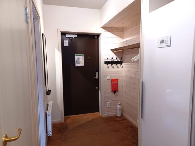Modern lägenhet i Åre nära torget med öppen spis, privat bastu, balkong och nära till liftar.