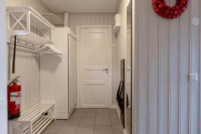 Vardagsrum och kök i Åre Fjällby lägenhet, master sovrum, barnrum med våningssäng, balkongutsikt