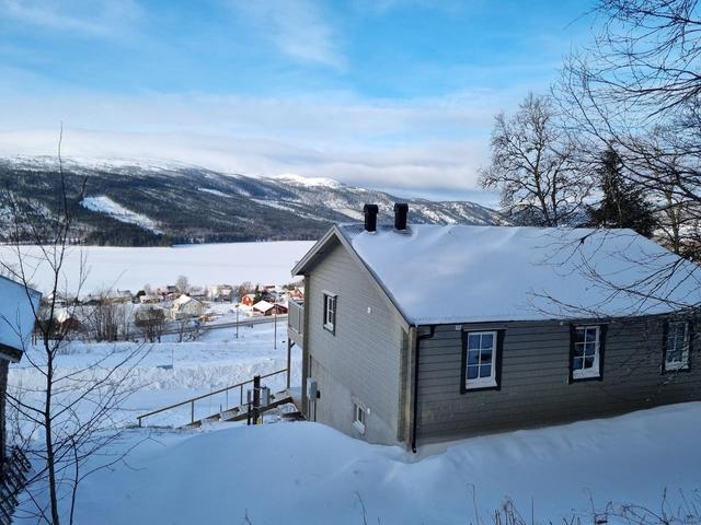 Familjehus i Åre med utsikt över sjö och berg