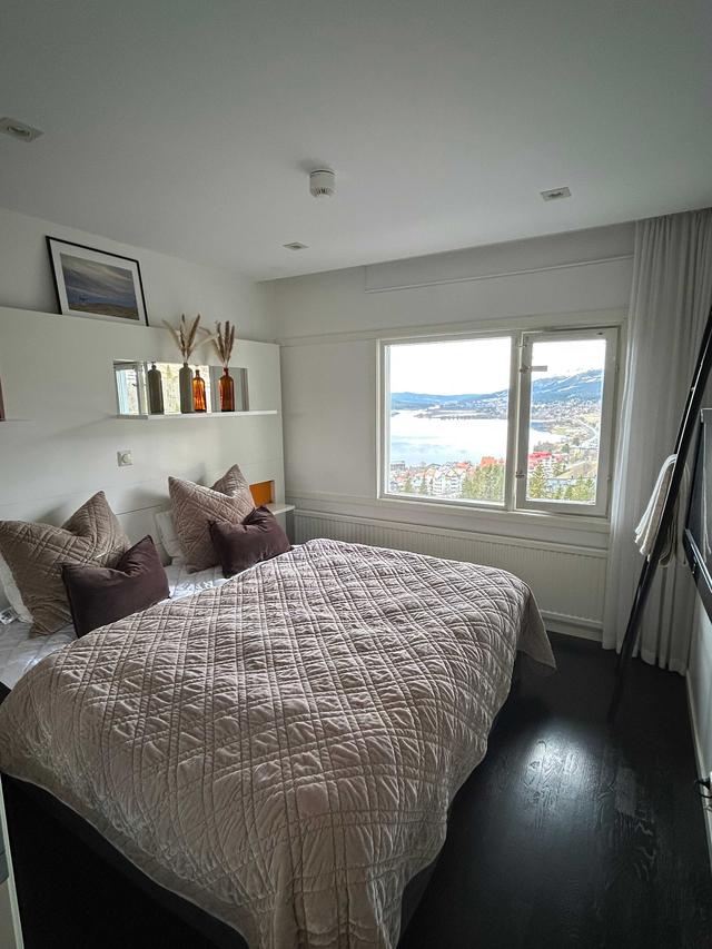 Åre ski-in/ski-out-lägenhet: vardagsrum med bergsutsikt, matplats och kök, master bedroom, sovrum 2, badrum