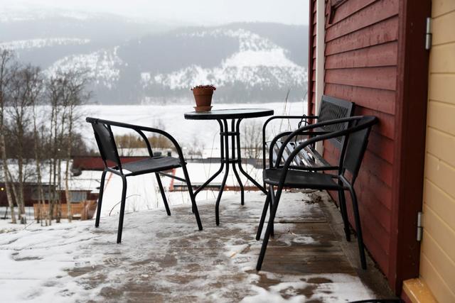 Panoramic Åre Lake views from cozy mountain retreat.