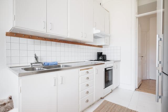Ljust vardagsrum i rymlig historisk lägenhet på St. Eriksplan, Stockholm