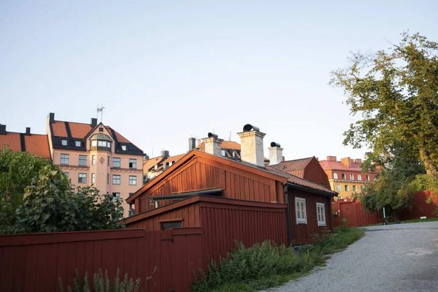 Södermalm apartment: kitchen with breakfast bar, bedroom, dining area, living room, floor plan, bathroom, balcony