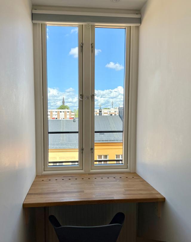 Öppen planlösning kök och matplats i en tvåa på översta våningen i centrum