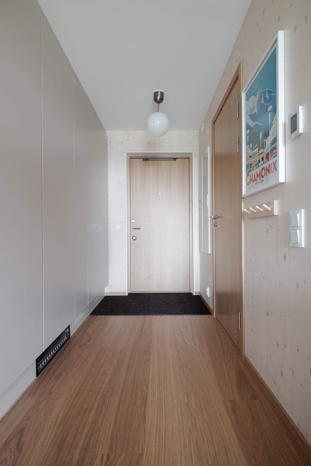 Modern skandinavisk studio med balkong på Kungsholmen, Stockholm