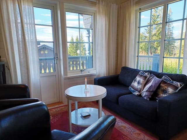 Friliggande stuga i Björnen Älgen, Åre nära skidbacken, med eldstad och sydterrass.