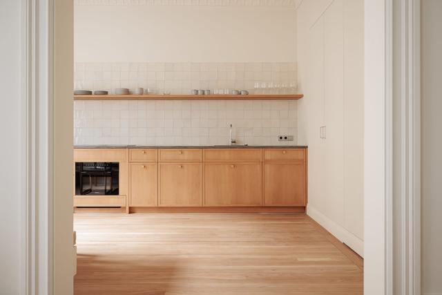 Skandinavisk lägenhetsinteriör med privat balkong i Östermalm, Stockholm