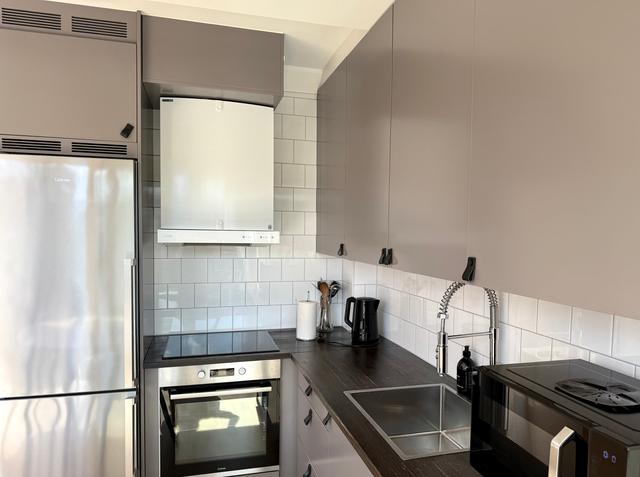 Öppen planlösning kök och matplats i en tvåa på översta våningen i centrum