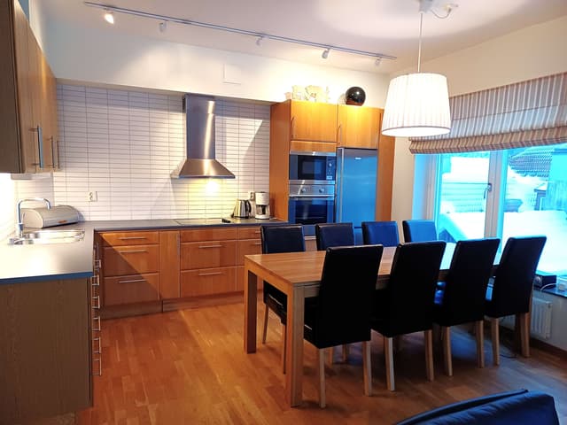 Skidlägenhet nära Åre torg med privat bastu, tre sovrum, skidförvaring och garageparkering