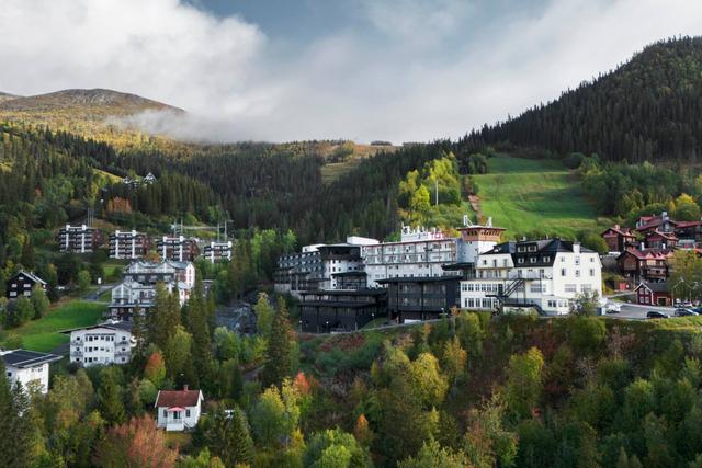 Vardagsrum med kokvrå och bergsutsikt i Åre-lägenhet