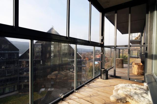 Living room in central Åre apartment with large windows