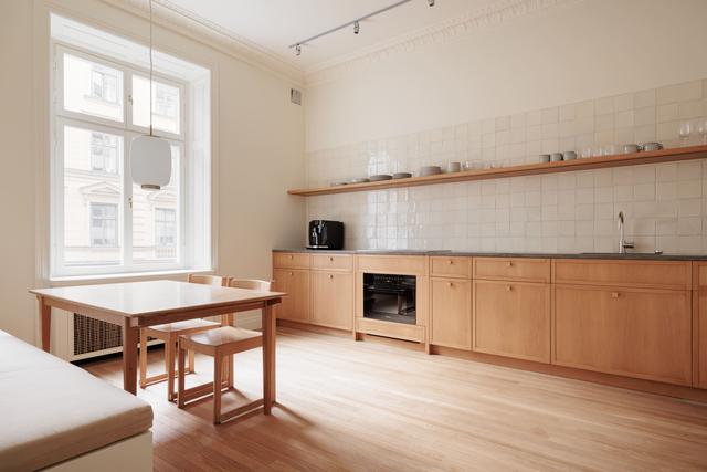 Skandinavisk lägenhetsinteriör med privat balkong i Östermalm, Stockholm