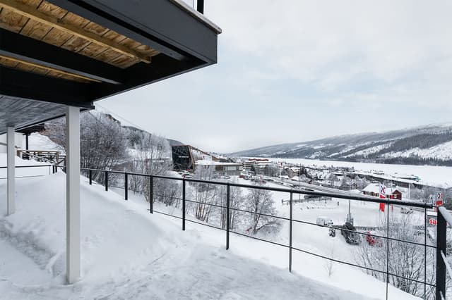 Lägenhet i Åre med uteplats i söderläge, öppet kök/vardagsrum, fri parkering och skid-/cykelförvaring