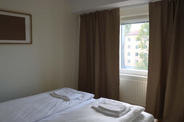 Nyrenoverat kaklat badrum i SoFo-lägenhet, Stockholm; Stilren ett-rumslägenhet i Södermalm SoFo