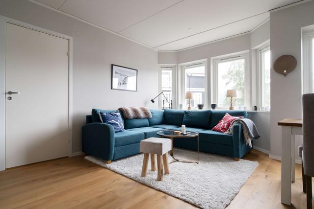Mysigt vardagsrum i Åre-lägenhet, modern matplats och kök, master sovrum och sovrum 2