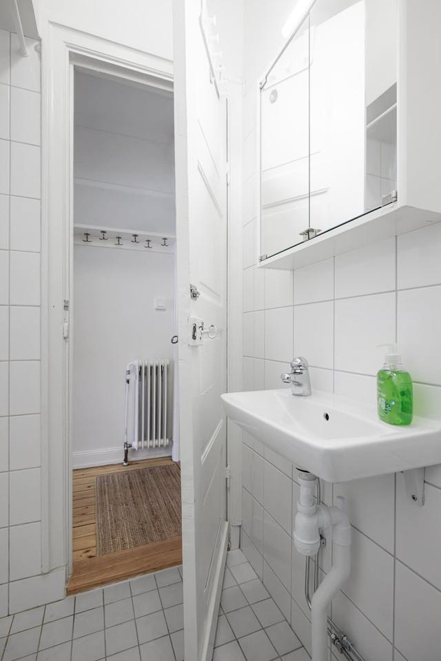 Interiör av smart studio i Vasastans historiska byggnad vid St. Eriksplan, Stockholm
