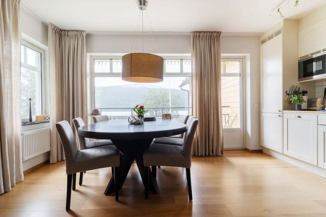 Dining area with stunning lake and mountain views in Åre