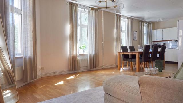 Interiör av ljus tvåsovrumslägenhet i centrala Östersund