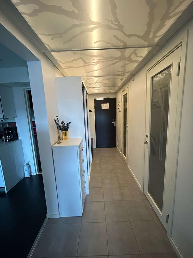 Åre ski-in/ski-out-lägenhet: vardagsrum med bergsutsikt, matplats och kök, master bedroom, sovrum 2, badrum