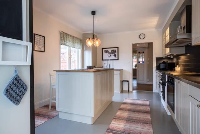 Åre skidhus exteriör, vy från balkong, bastu interiör, privat parkering