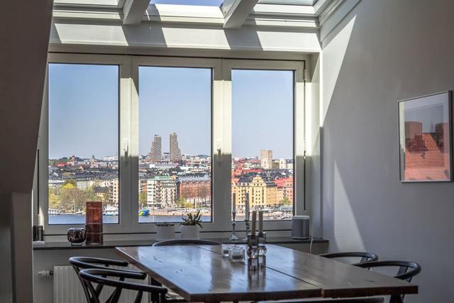 Södermalm Stockholmslägenhet med privat balkong och stadssilhuettutsikt