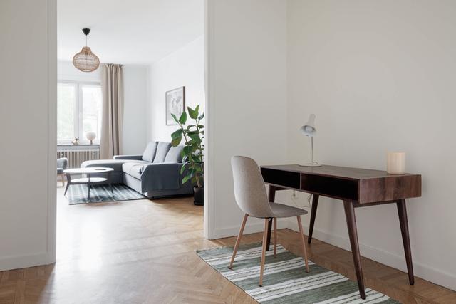 Lägenhetsbalkong mot grönska i Sundbyberg, Stockholms förort