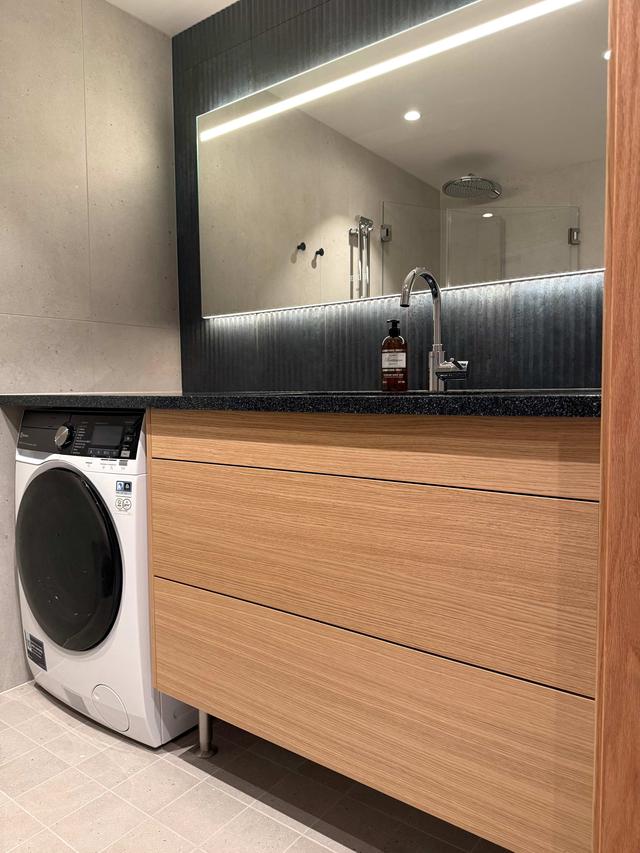 Modern studiointeriör på Kungsholmen, privat balkong för kaffestunder, stor innergård